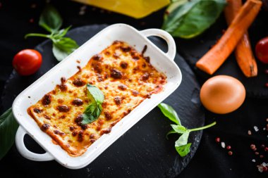 Taze ve lezzetli malzemelerle ev yapımı İtalyan lazanyası.