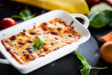 Taze ve lezzetli malzemelerle ev yapımı İtalyan lazanyası.