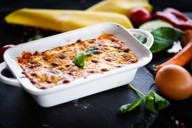 Taze ve lezzetli malzemelerle ev yapımı İtalyan lazanyası.