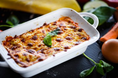 Taze ve lezzetli malzemelerle ev yapımı İtalyan lazanyası.