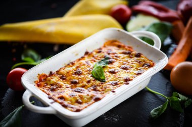 Taze ve lezzetli malzemelerle ev yapımı İtalyan lazanyası.