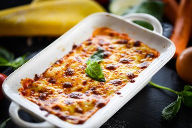 Taze ve lezzetli malzemelerle ev yapımı İtalyan lazanyası.