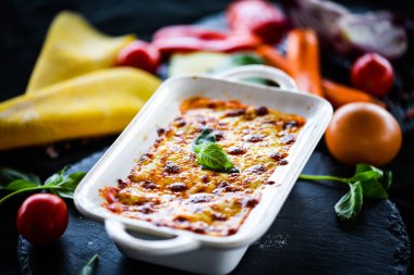 Taze ve lezzetli malzemelerle ev yapımı İtalyan lazanyası.
