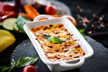 Taze ve lezzetli malzemelerle ev yapımı İtalyan lazanyası.