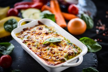 Taze ve lezzetli malzemelerle ev yapımı İtalyan lazanyası.