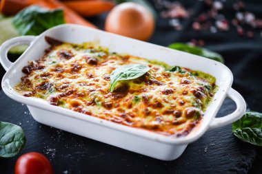 Taze ve lezzetli malzemelerle ev yapımı İtalyan lazanyası.