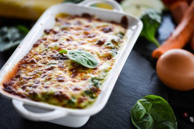 Taze ve lezzetli malzemelerle ev yapımı İtalyan lazanyası.