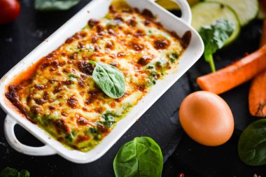 Taze ve lezzetli malzemelerle ev yapımı İtalyan lazanyası.