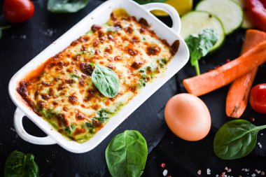 Taze ve lezzetli malzemelerle ev yapımı İtalyan lazanyası.