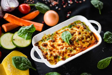 Taze ve lezzetli malzemelerle ev yapımı İtalyan lazanyası.