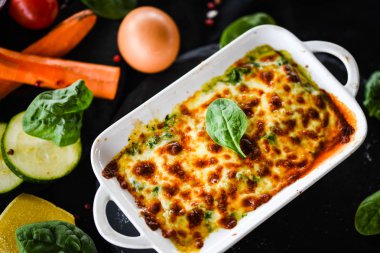 Taze ve lezzetli malzemelerle ev yapımı İtalyan lazanyası.