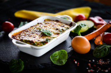 Taze ve lezzetli malzemelerle ev yapımı İtalyan lazanyası.