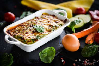 Taze ve lezzetli malzemelerle ev yapımı İtalyan lazanyası.
