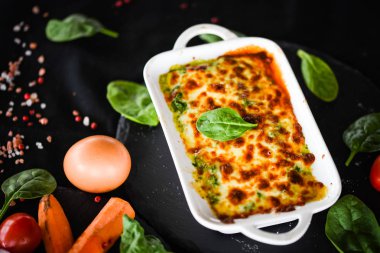 Taze ve lezzetli malzemelerle ev yapımı İtalyan lazanyası.