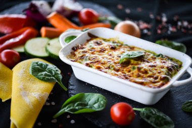 Taze ve lezzetli malzemelerle ev yapımı İtalyan lazanyası.
