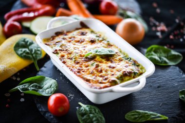 Taze ve lezzetli malzemelerle ev yapımı İtalyan lazanyası.