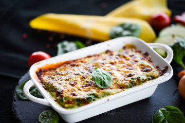 Taze ve lezzetli malzemelerle ev yapımı İtalyan lazanyası.