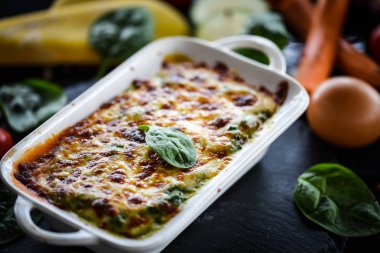 Taze ve lezzetli malzemelerle ev yapımı İtalyan lazanyası.