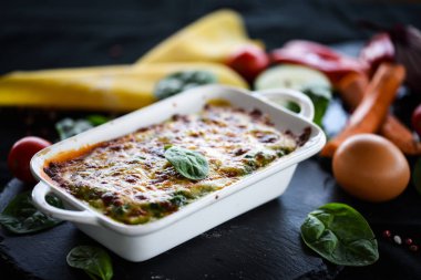 Taze ve lezzetli malzemelerle ev yapımı İtalyan lazanyası.