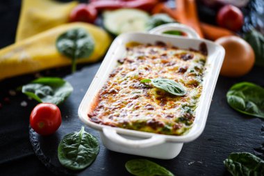 Taze ve lezzetli malzemelerle ev yapımı İtalyan lazanyası.