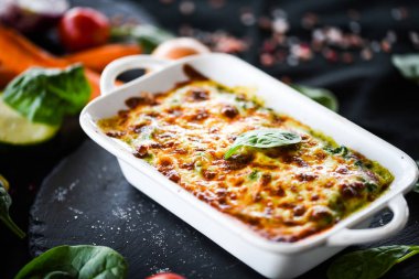 Taze ve lezzetli malzemelerle ev yapımı İtalyan lazanyası.