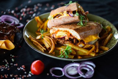 Patates kızartması ve taze sebzeli nefis pirzola sandviçi.