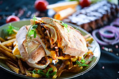 Patates kızartması ve taze sebzeli nefis pirzola sandviçi.