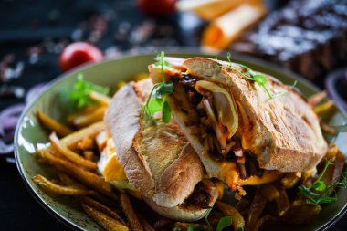 Patates kızartması ve taze sebzeli nefis pirzola sandviçi.