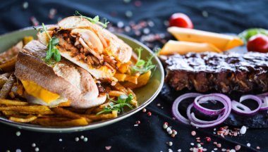 Patates kızartması ve taze sebzeli nefis pirzola sandviçi.