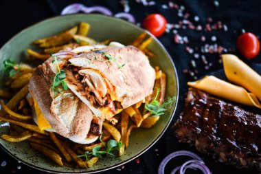 Patates kızartması ve taze sebzeli nefis pirzola sandviçi.