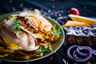 Patates kızartması ve taze sebzeli nefis pirzola sandviçi.