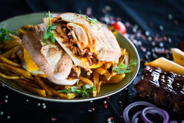 Patates kızartması ve taze sebzeli nefis pirzola sandviçi.