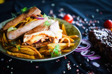 Patates kızartması ve taze sebzeli nefis pirzola sandviçi.