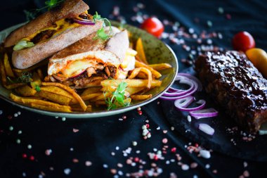 Patates kızartması ve taze sebzeli nefis pirzola sandviçi.