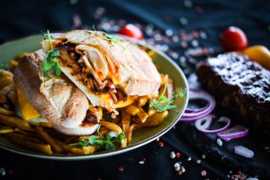 Patates kızartması ve taze sebzeli nefis pirzola sandviçi.