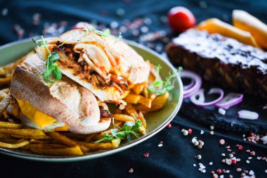 Patates kızartması ve taze sebzeli nefis pirzola sandviçi.