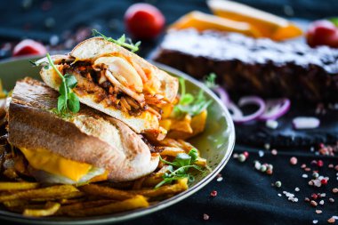 Patates kızartması ve taze sebzeli nefis pirzola sandviçi.