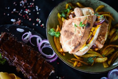 Patates kızartması ve taze sebzeli nefis pirzola sandviçi.