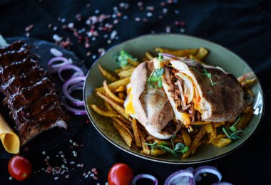 Patates kızartması ve taze sebzeli nefis pirzola sandviçi.