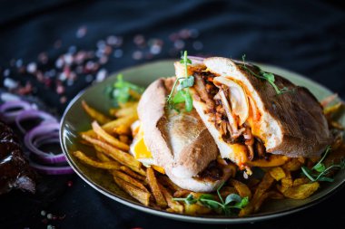 Patates kızartması ve taze sebzeli nefis pirzola sandviçi.