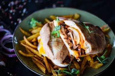 Patates kızartması ve taze sebzeli nefis pirzola sandviçi.