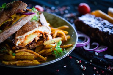 Patates kızartması ve taze sebzeli nefis pirzola sandviçi.