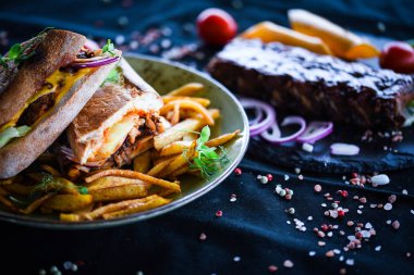 Patates kızartması ve taze sebzeli nefis pirzola sandviçi.