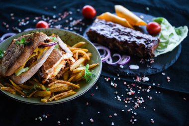 Patates kızartması ve taze sebzeli nefis pirzola sandviçi.