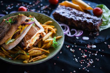 Patates kızartması ve taze sebzeli nefis pirzola sandviçi.