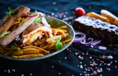 Patates kızartması ve taze sebzeli nefis pirzola sandviçi.