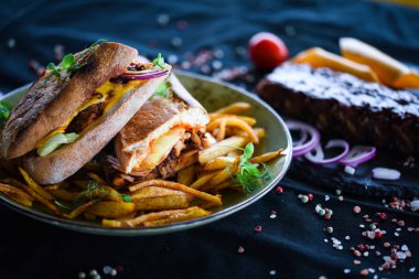 Patates kızartması ve taze sebzeli nefis pirzola sandviçi.