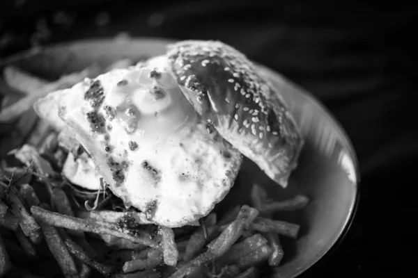 Vynikající Domácí Kuřecí Burgery Hranolkami Smaženým Vejcem Černé Bílé — Stock fotografie