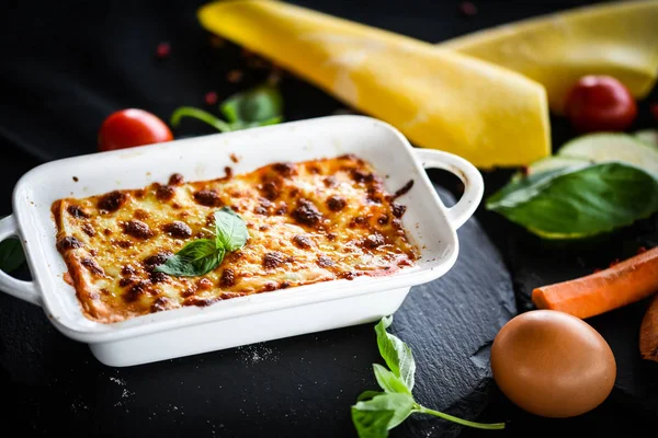 Taze ve lezzetli malzemelerle ev yapımı İtalyan lazanyası.