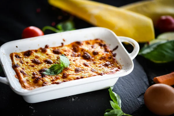 Zelfgemaakte Italiaanse Lasagne Met Verse Heerlijke Ingrediënten — Stockfoto